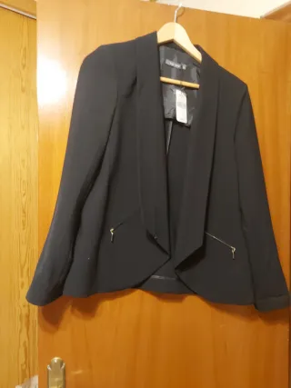 Chaqueta negra con cremalleras