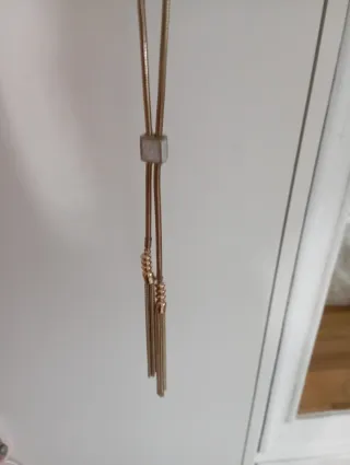 Colgante dorado con flecos