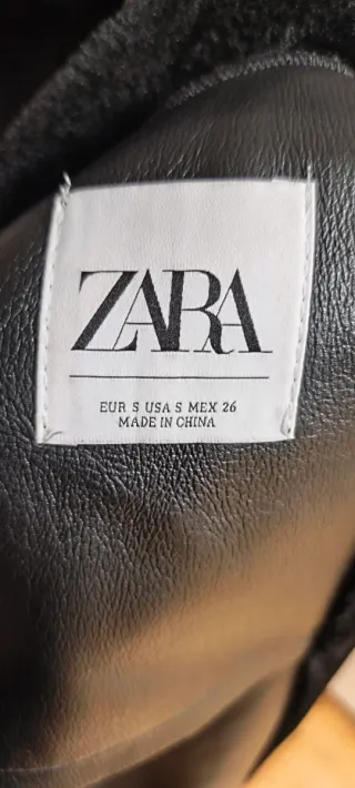 Abrigo pelo negro Zara