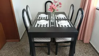 Mesa de madera con 5 sillas