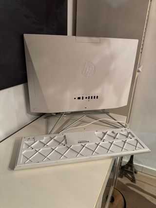Nuovo computer HP All-in-One bianco per ufficio