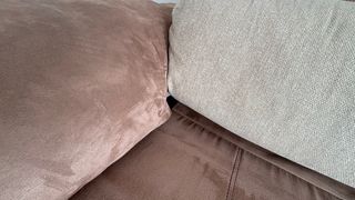 Divano chaise longue beige e marrone in pelle Milvana