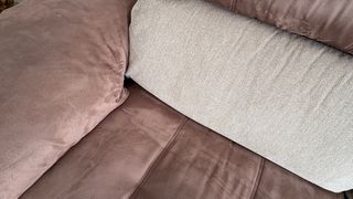 Divano chaise longue beige e marrone in pelle Milvana