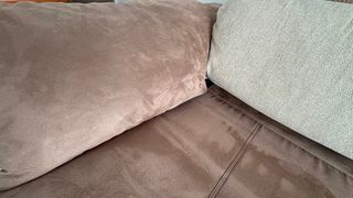 Divano chaise longue beige e marrone in pelle Milvana