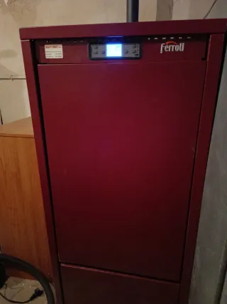 Caldera de pellets Ferroli roja