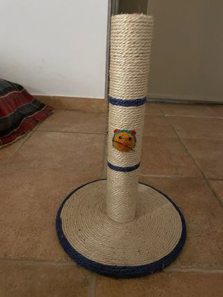 Rascador para gatos con juguetes
