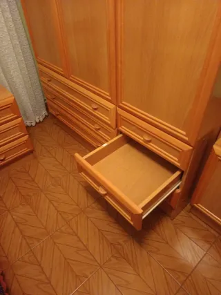 Armario y estantería de madera