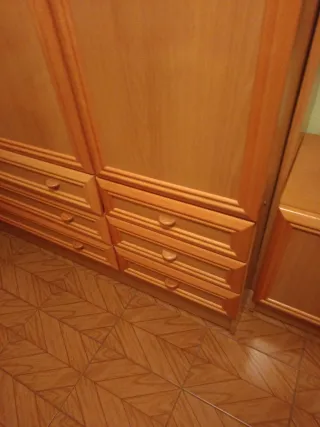 Armario y estantería de madera