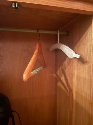 Guardaroba in legno massello