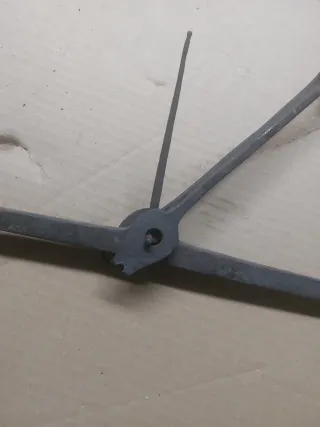 Antigua romana de metal con cestas