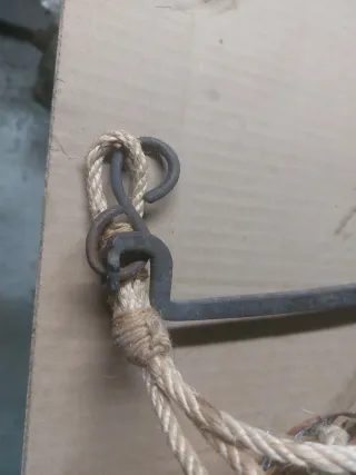 Antigua romana de metal con cestas