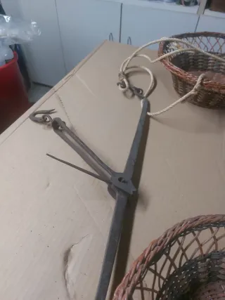 Antigua romana de metal con cestas