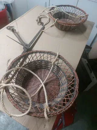 Antigua romana de metal con cestas