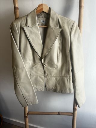 Falda de piel gris y blazer