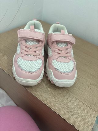 Zapatillas deportivas rosas y blancas