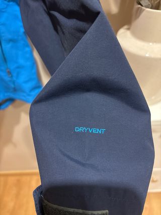 Chaqueta impermeable The North Face azul/negra