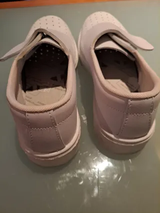 Zuecos blancos cómodos con velcro