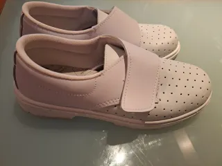 Zuecos blancos cómodos con velcro