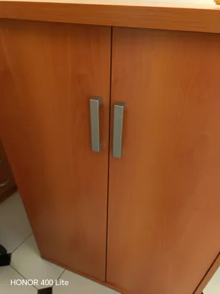 Zapatero de madera marrón