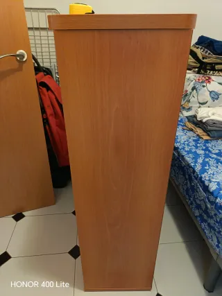 Zapatero de madera marrón