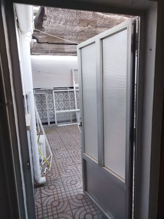 Puerta de madera con cristal