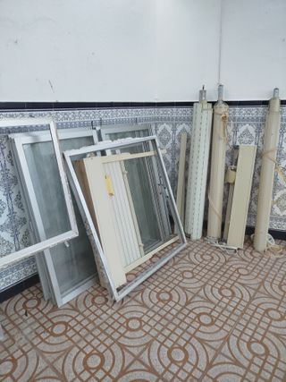 Puerta de madera con cristal