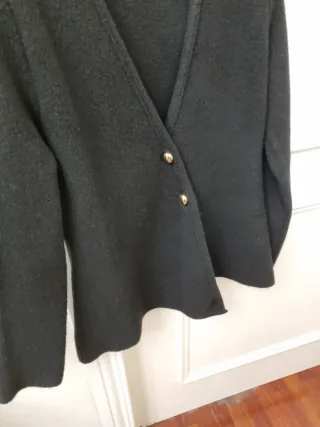 Chaqueta punto negra zara con botones dorados