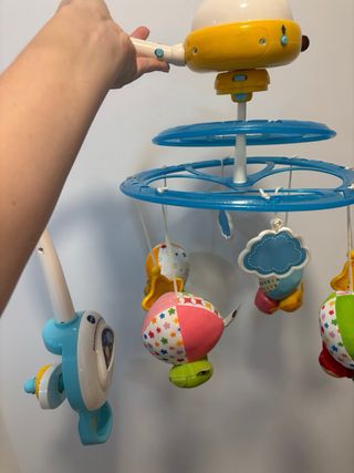 Móvil de cuna con proyector