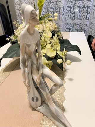 Statua NAO by Lladro Arlecchino con mandolino