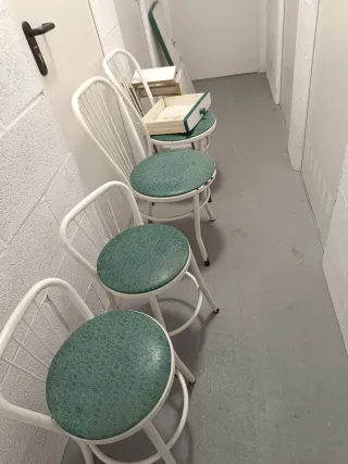 Silla y mesa comedor