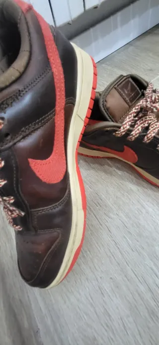 Nike Marrones y Rojas