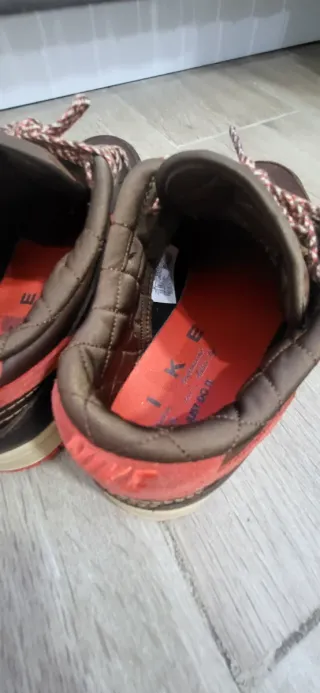 Nike Marrones y Rojas