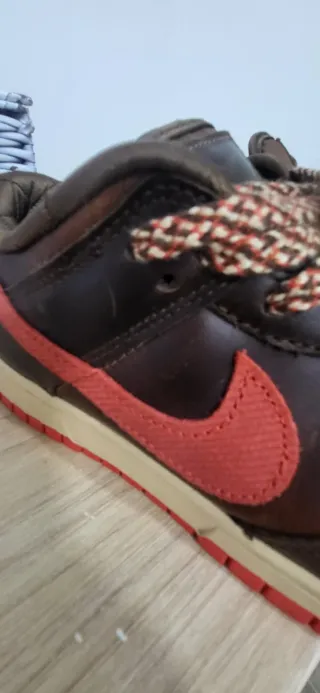 Nike Marrones y Rojas