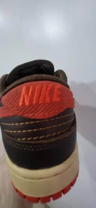 Nike Marrones y Rojas