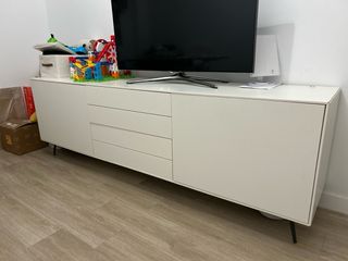 Mueble  blanco con cajones