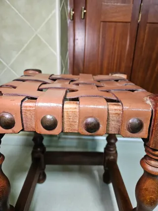 Sgabelli in legno e pelle