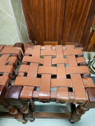 Sgabelli in legno e pelle