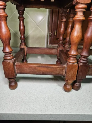 Sgabelli in legno e pelle