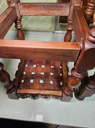 Sgabelli in legno e pelle