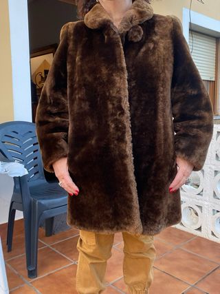 Abrigo Mouton. Talla 44. Color marrón
