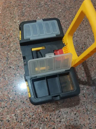 Scatola degli attrezzi nera e gialla