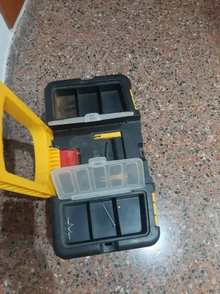 Scatola degli attrezzi nera e gialla