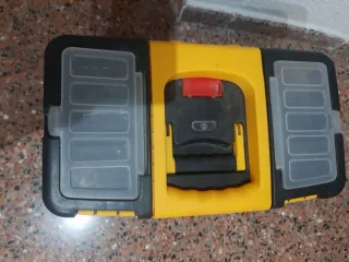 Scatola degli attrezzi nera e gialla