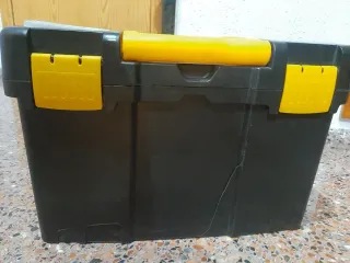 Scatola degli attrezzi nera e gialla