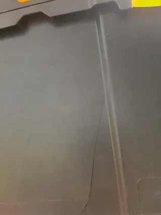 Caja de herramientas negra y amarilla