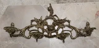 Appendiabiti in bronzo con decorazioni floreali