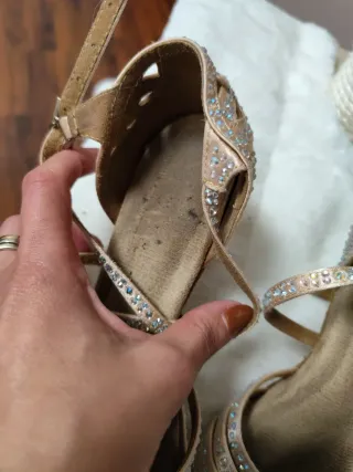 Zapatos de baile beige/dorado con pedrería