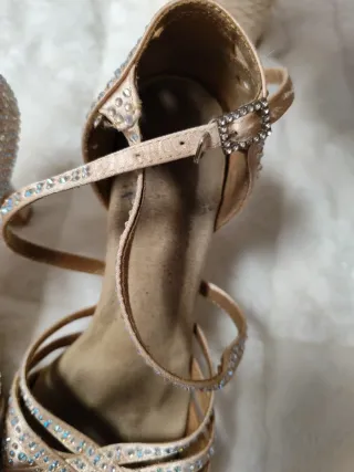 Zapatos de baile beige/dorado con pedrería