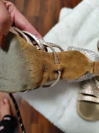 Zapatos de baile beige/dorado con pedrería