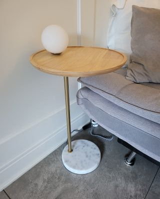 Mesa auxiliar madera y marmol con luz